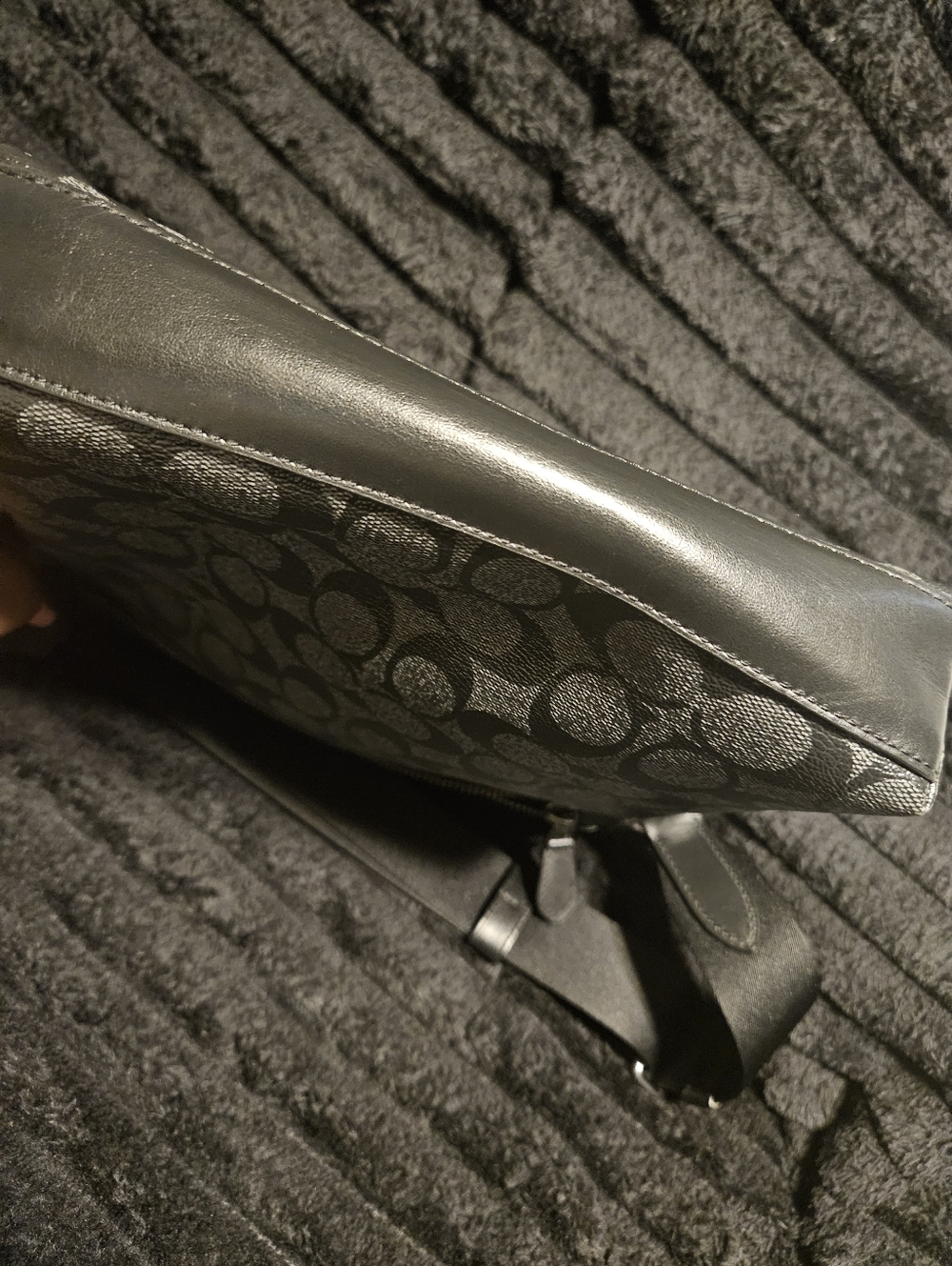 Coach Men’s Gray/Black Signature Messenger Bag - Picture 11 of 11